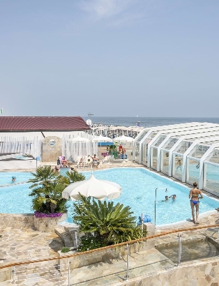 Immagine piscina in spiaggia